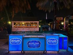 Mini Bar Portátil - Deep Eddy Vodka Montaje Exterior Estación modular de bar portátil Mobile Mini con branding LED de Deep Eddy Vodka en evento nocturno al aire libre