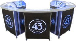 circular-portable-bars سبع وحدات مشرب متنقلة صغيرة محمولة ذات قمم منحنية متصلة لتشكل محطة مشرب شبه دائرية تحمل علامة Licor 43 التجارية