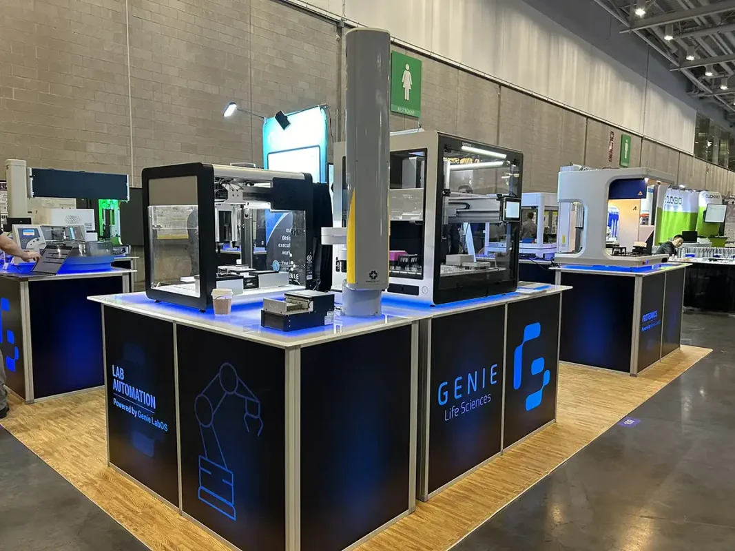 LED照明付きモジュラー展示会テーブルにラボ自動化機器を展示
