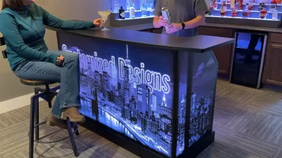 Das Video zeigt Schritt für Schritt, wie man die Signature 62 Portable Bar zusammenbaut