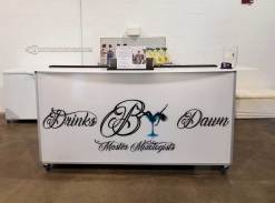 Bar portátil con iluminación apagada Bar portátil con iluminación apagada